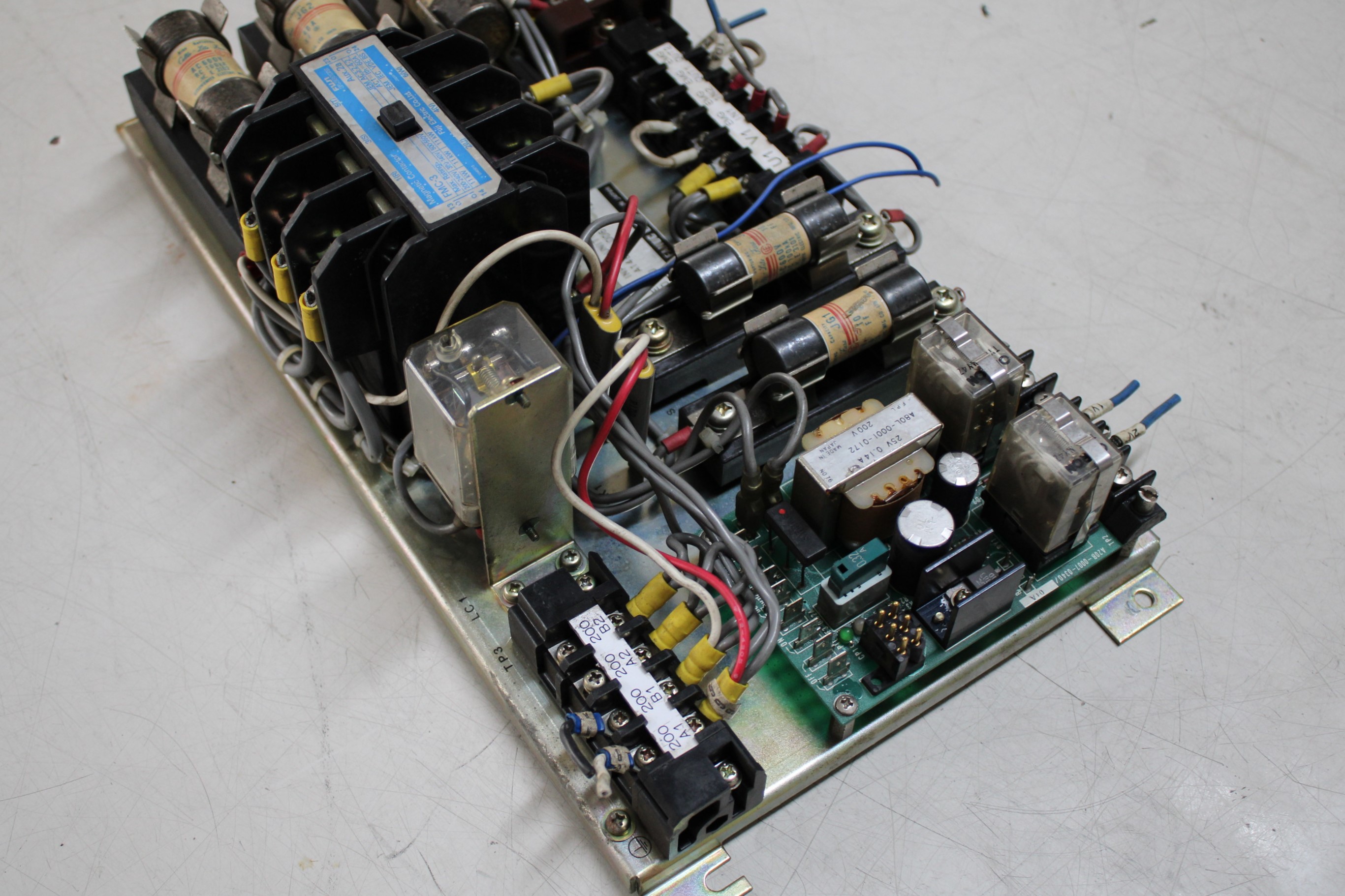 Fujitsu Fanuc Input Unit A14B-0061-B104 - Vista Lateral | Fanuc A14B-0061-B104