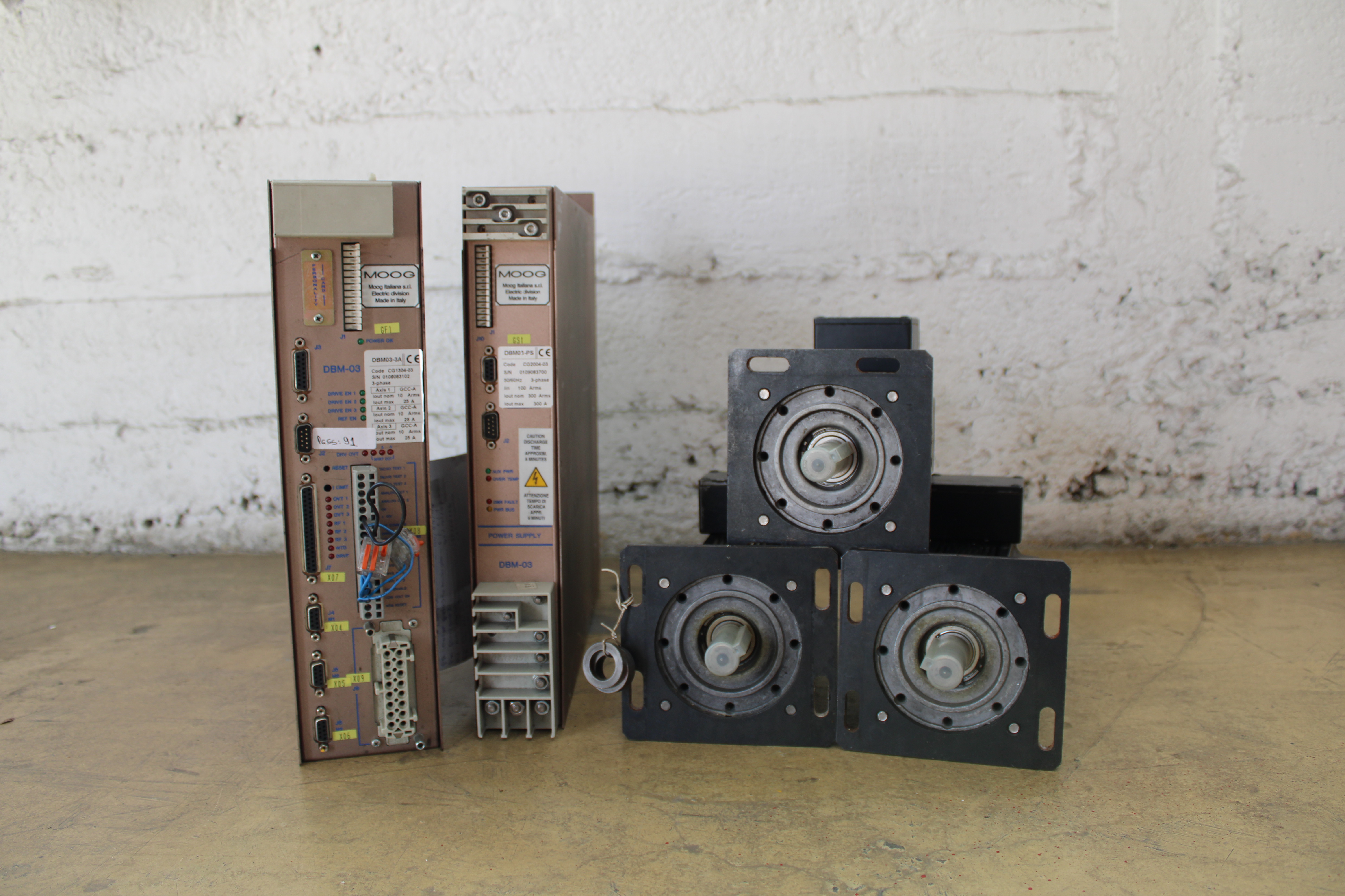 Lote de Sistema Servo Moog Vickers: 2x Servo Drives DBM + 3x Servomotores Brushless - Vista Principal | Outras Marcas  Servo Drives série DBM (01 e 03) | Sob Consulta