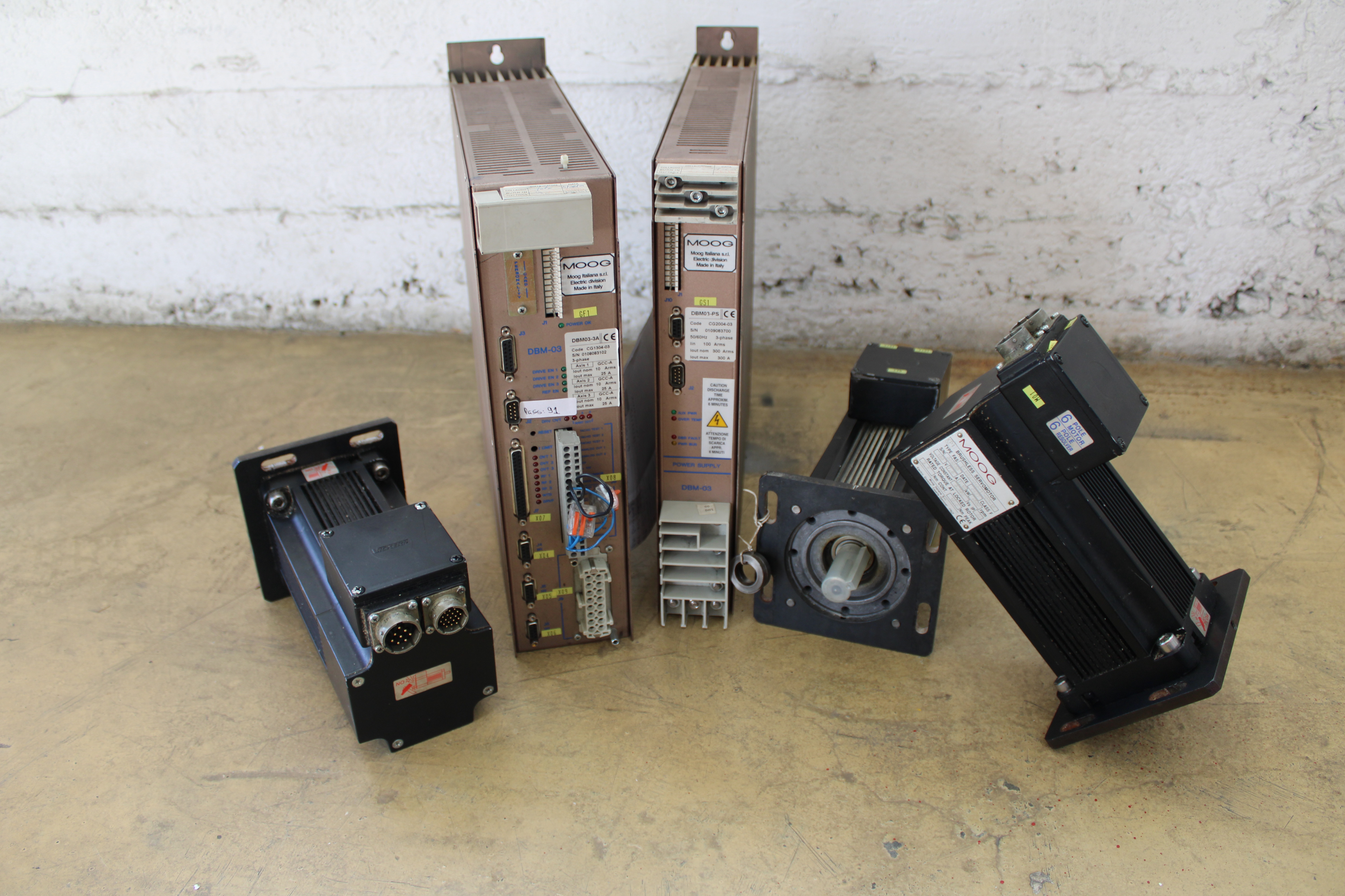 Lote de Sistema Servo Moog Vickers: 2x Servo Drives DBM + 3x Servomotores Brushless - Vista Lateral | Outras Marcas  Servo Drives série DBM (01 e 03)