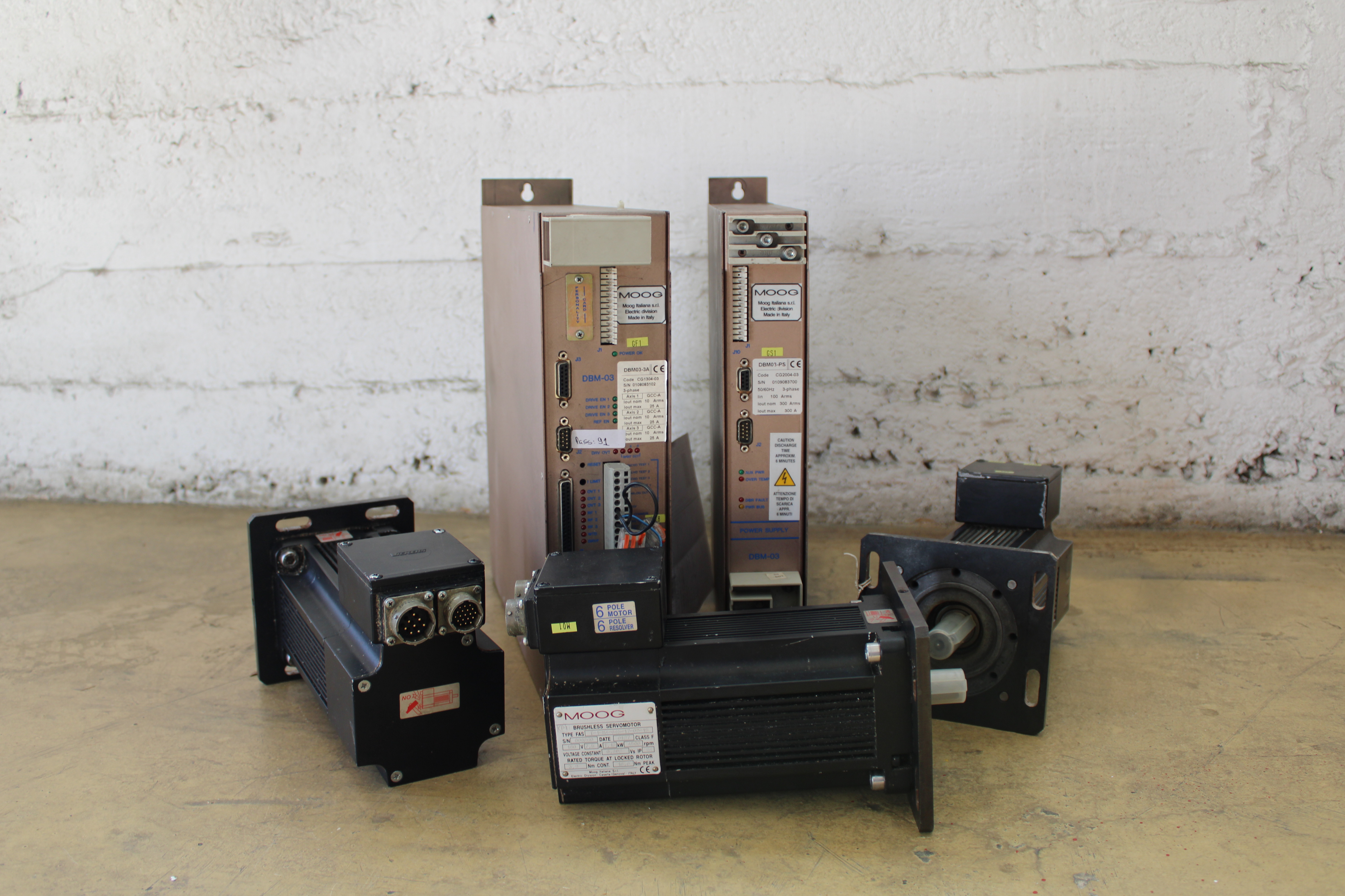 Lote de Sistema Servo Moog Vickers: 2x Servo Drives DBM + 3x Servomotores Brushless - Vista Traseira | Outras Marcas  Servo Drives série DBM (01 e 03)