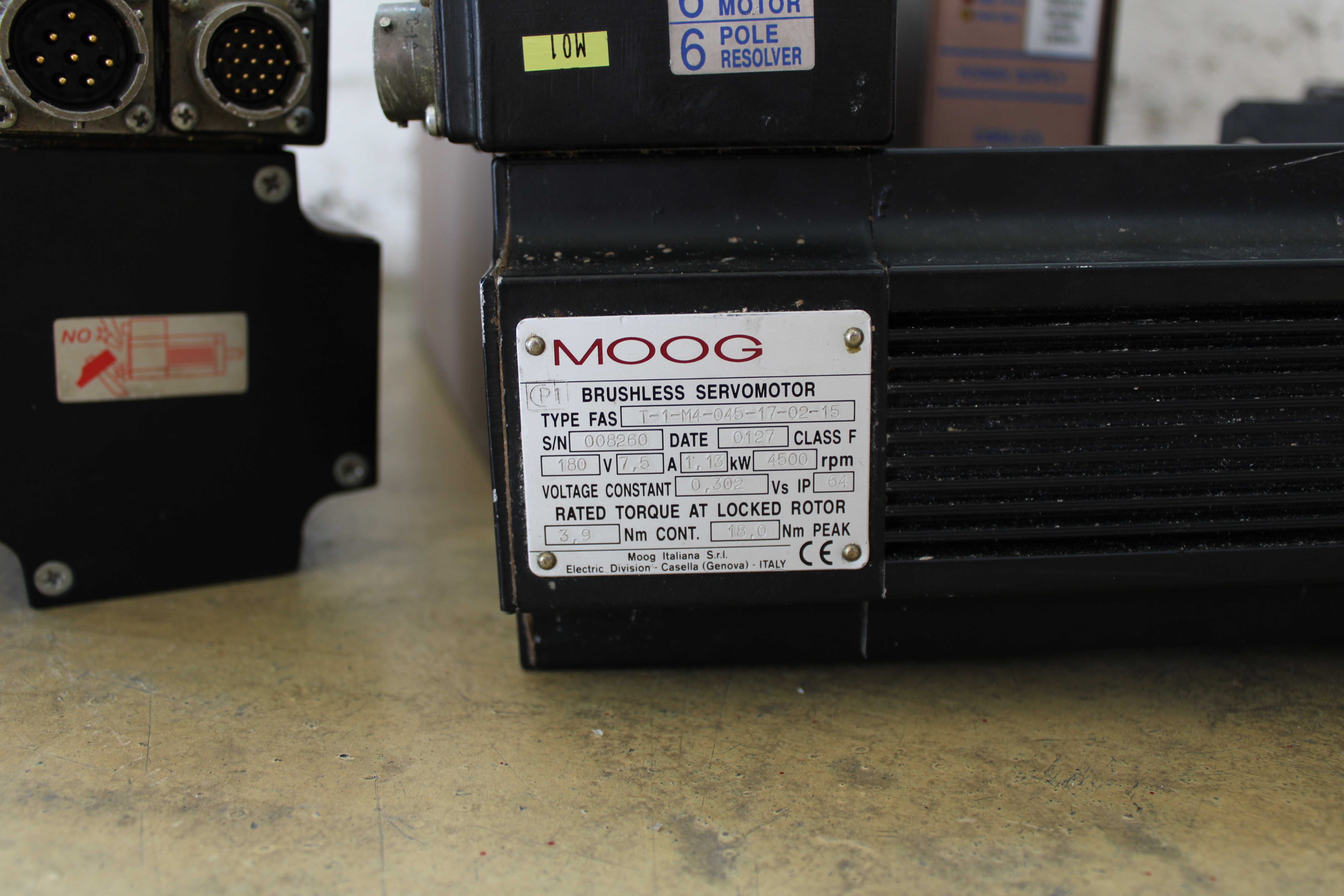 Lote de Sistema Servo Moog Vickers: 2x Servo Drives DBM + 3x Servomotores Brushless - Vista Superior | Outras Marcas  Servo Drives série DBM (01 e 03)