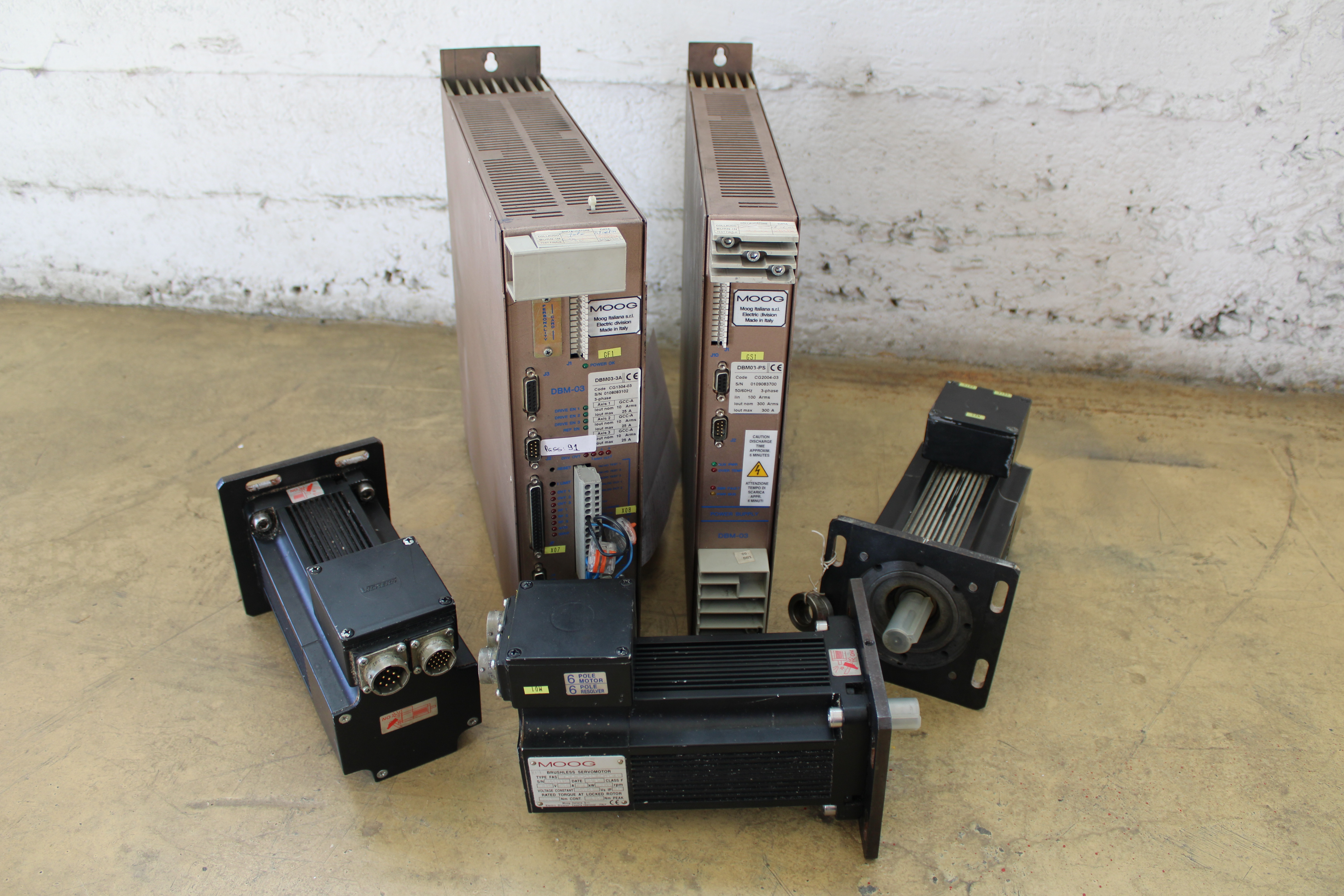 Lote de Sistema Servo Moog Vickers: 2x Servo Drives DBM + 3x Servomotores Brushless - Conectores | Outras Marcas  Servo Drives série DBM (01 e 03)